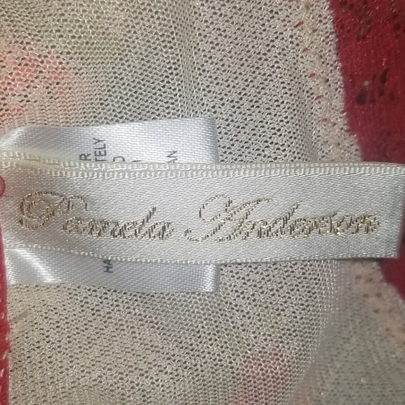 Pamela Anderson Peach Flower with lace Garter - Picture 5 of 5